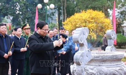 Thủ tướng Phạm Minh Chính dâng hương tại Di tích tưởng niệm Chủ tịch Hồ Chí Minh