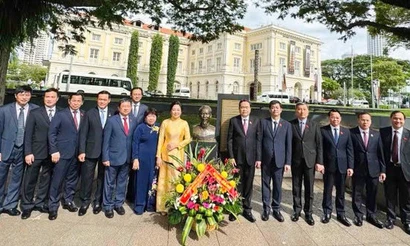 Chủ tịch Quốc hội Trần Thanh Mẫn và Phu nhân dâng hoa tại Tượng đài Chủ tịch Hồ Chí Minh ở Singapore