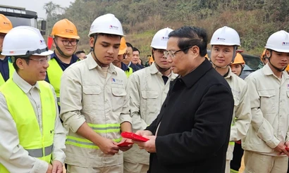 Thủ tướng Phạm Minh Chính kiểm tra tiến độ thi công và chúc tết cán bộ, công nhân thi công trên công trường dự án Cao tốc Đồng Đăng - Trà Lĩnh