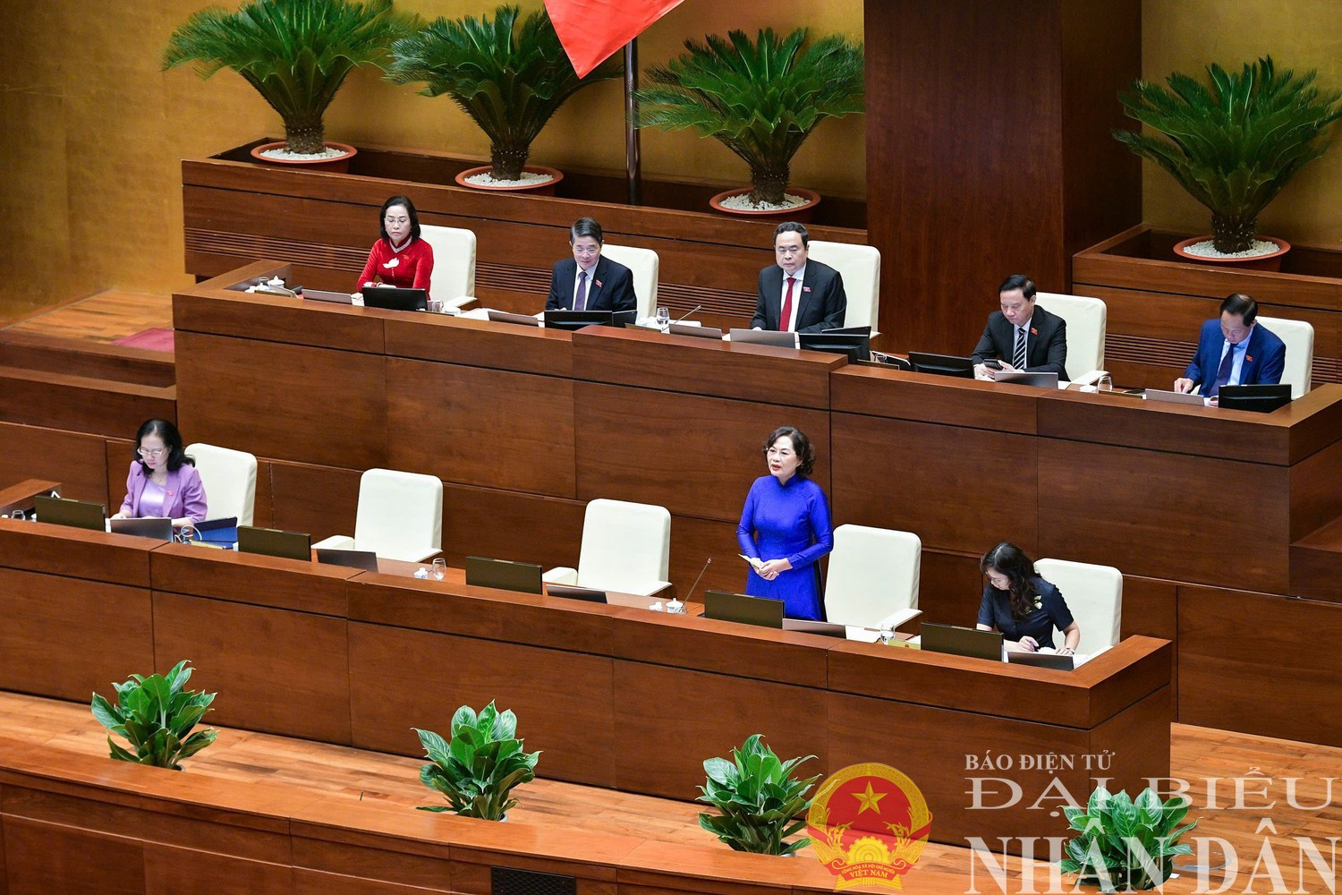 Thống đốc Ngân hàng Nhà nước Việt Nam Nguyễn Thị Hồng trả lời chất vấn của đại biểu Quốc hội. Ảnh: Lâm Hiển thumb.jpg