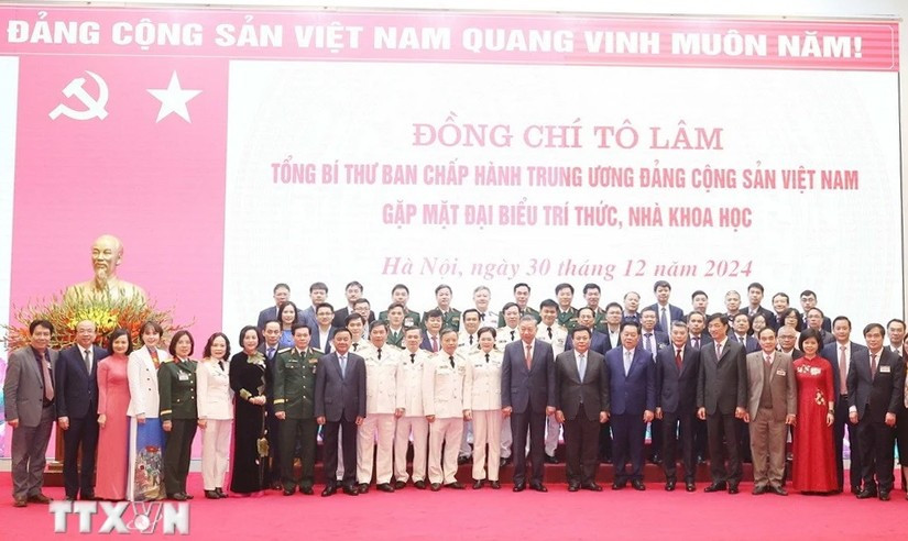 Tổng Bí thư Tô Lâm và các đại biểu tri thức, nhà khoa học. Ảnh: Thống Nhất - TTXVN 2.jpg