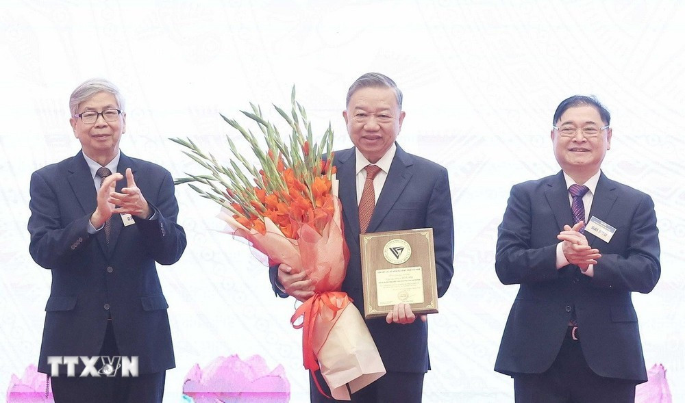 Liên hiệp Hội các Khoa học và Kỹ thuật Việt Nam tặng hoa và biểu trưng cho Giáo sư, Tiến sỹ Tô Lâm, Tổng Bí thư Ban chấp hành Trung ương Đảng Cộng sản Việt Nam. Ảnh: Thống Nhất - TTXVN x1.jpg