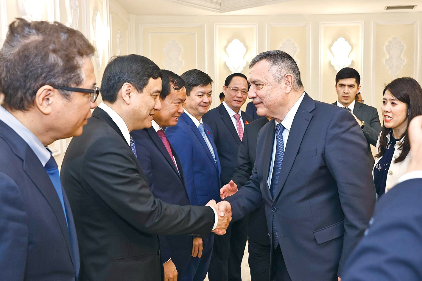 Chủ tịch Quốc hội Trần Thanh Mẫn giới thiệu với Chủ tịch Hạ viện Nuriddinjon Ismailov thành viên đoàn Việt Nam. Ảnh: Doãn Tấn – TTXVN ctqh-ct-ha-vien9.jpg
