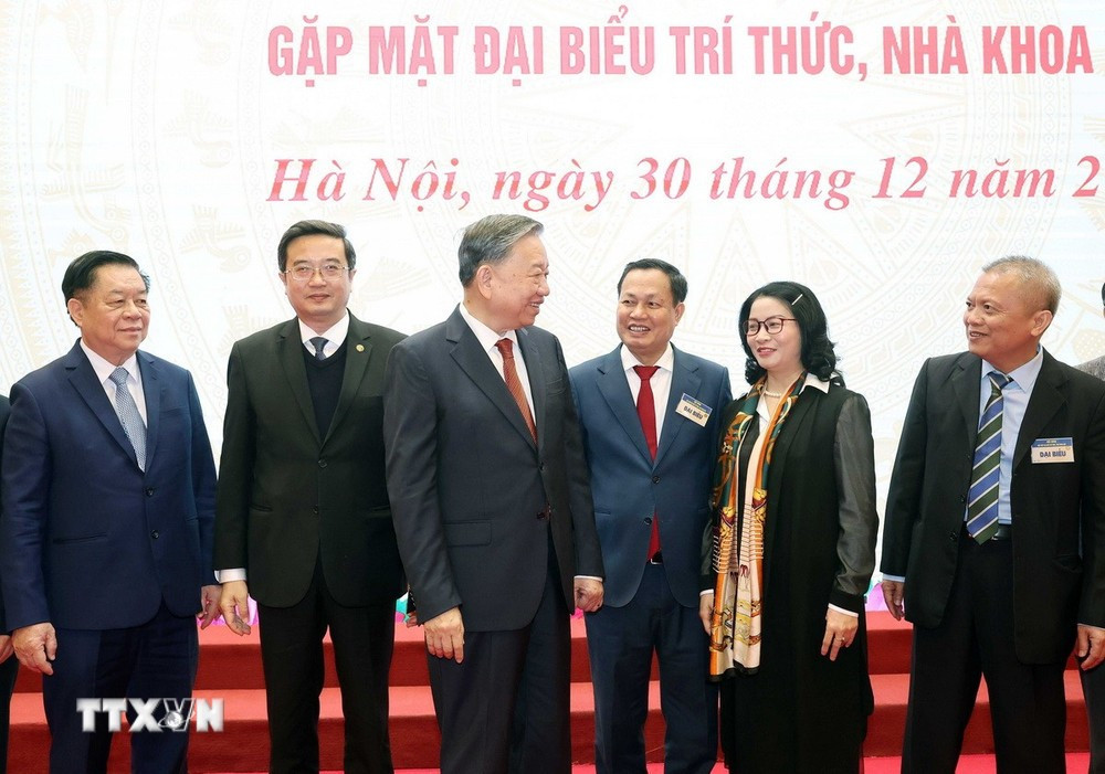 Tổng Bí thư Tô Lâm và các đại biểu tri thức, nhà khoa học. Ảnh: Thống Nhất - TTXVN img-5124.jpg