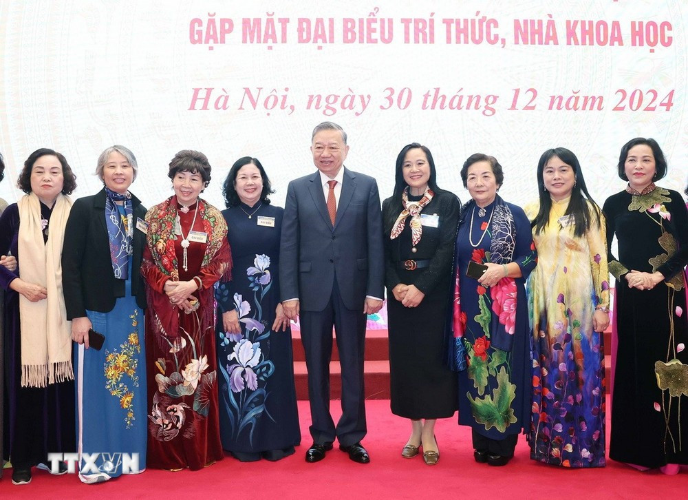 Tổng Bí thư Tô Lâm và các đại biểu tri thức, nhà khoa học. Ảnh: Thống Nhất - TTXVN img-5123.jpg