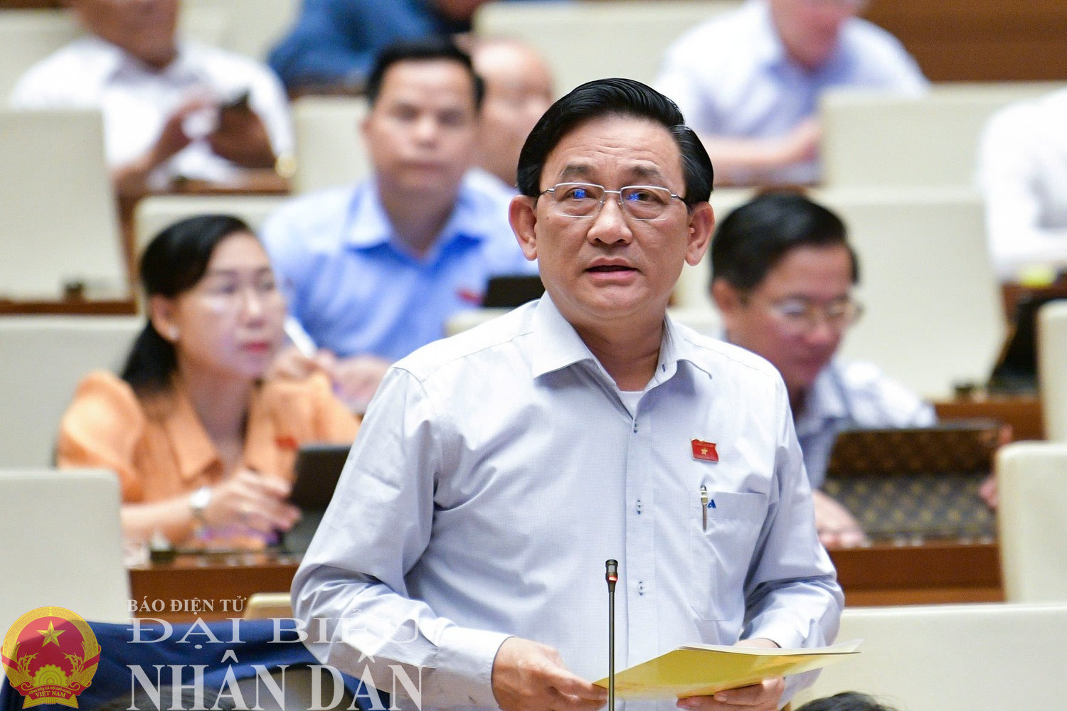 ĐBQH Trần Quốc Tuấn (Trà Vinh) chất vấn. Ảnh: Quang Khánh dbnd_bl_202411120920059854-z6023727773465-0789a957672e9c47f84819aa40fb4cfd.jpg