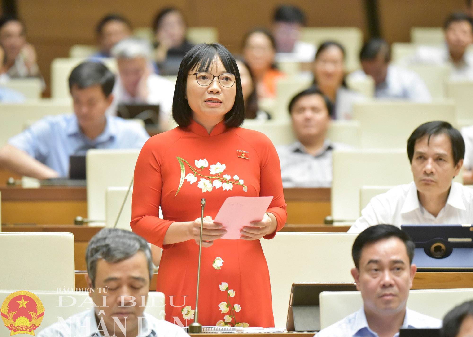 ĐBQH Nguyễn Thị Việt Nga (Hải Dương) chất vấn. Ảnh: Quang Khánh dbnd_bl_ctqh16.jpg