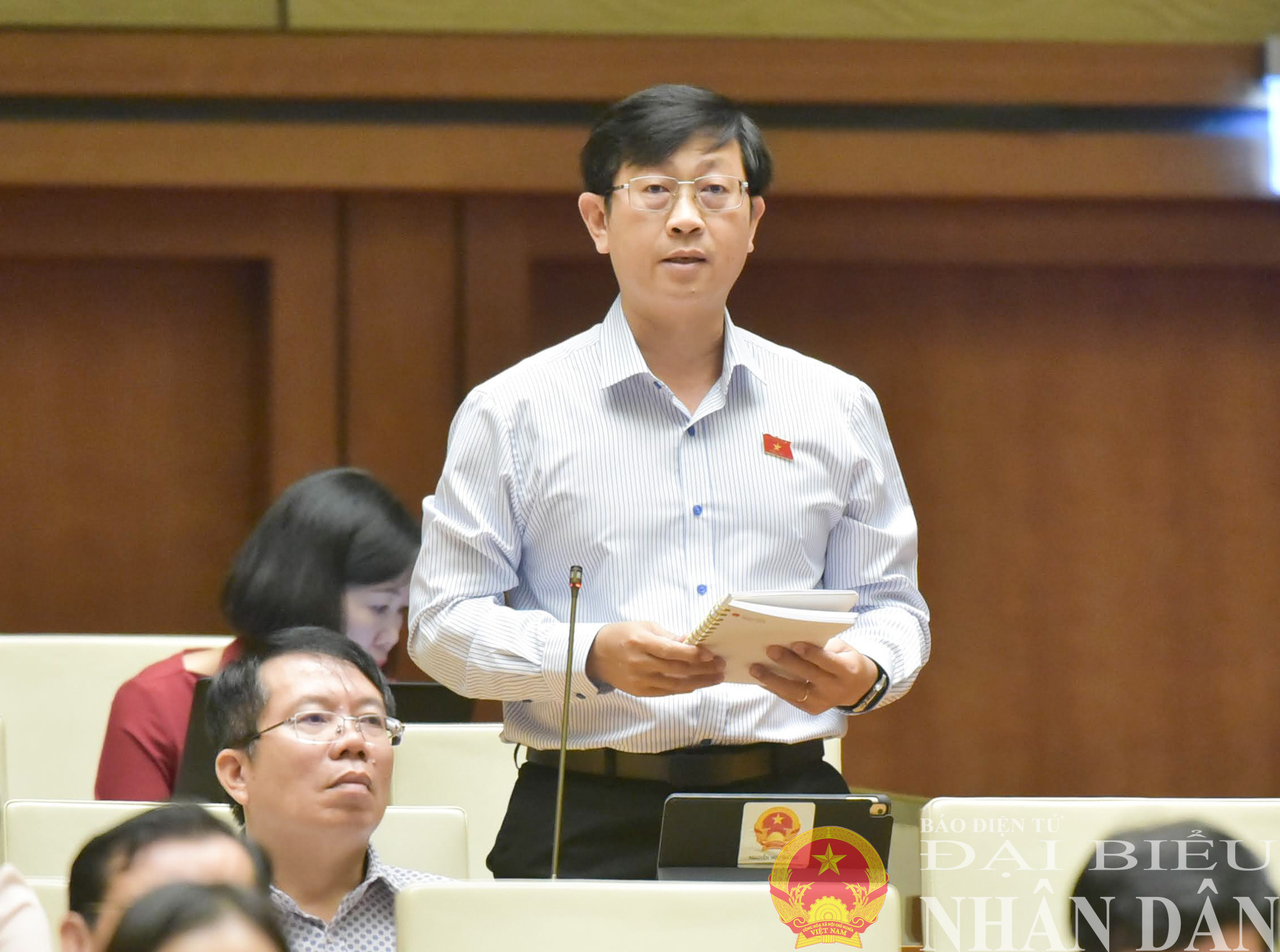 ĐBQH Nguyễn Hữu Thông (Bình Thuận) chất vấn. Ảnh: Quang Khánh dbnd_br_ctqh18.jpg