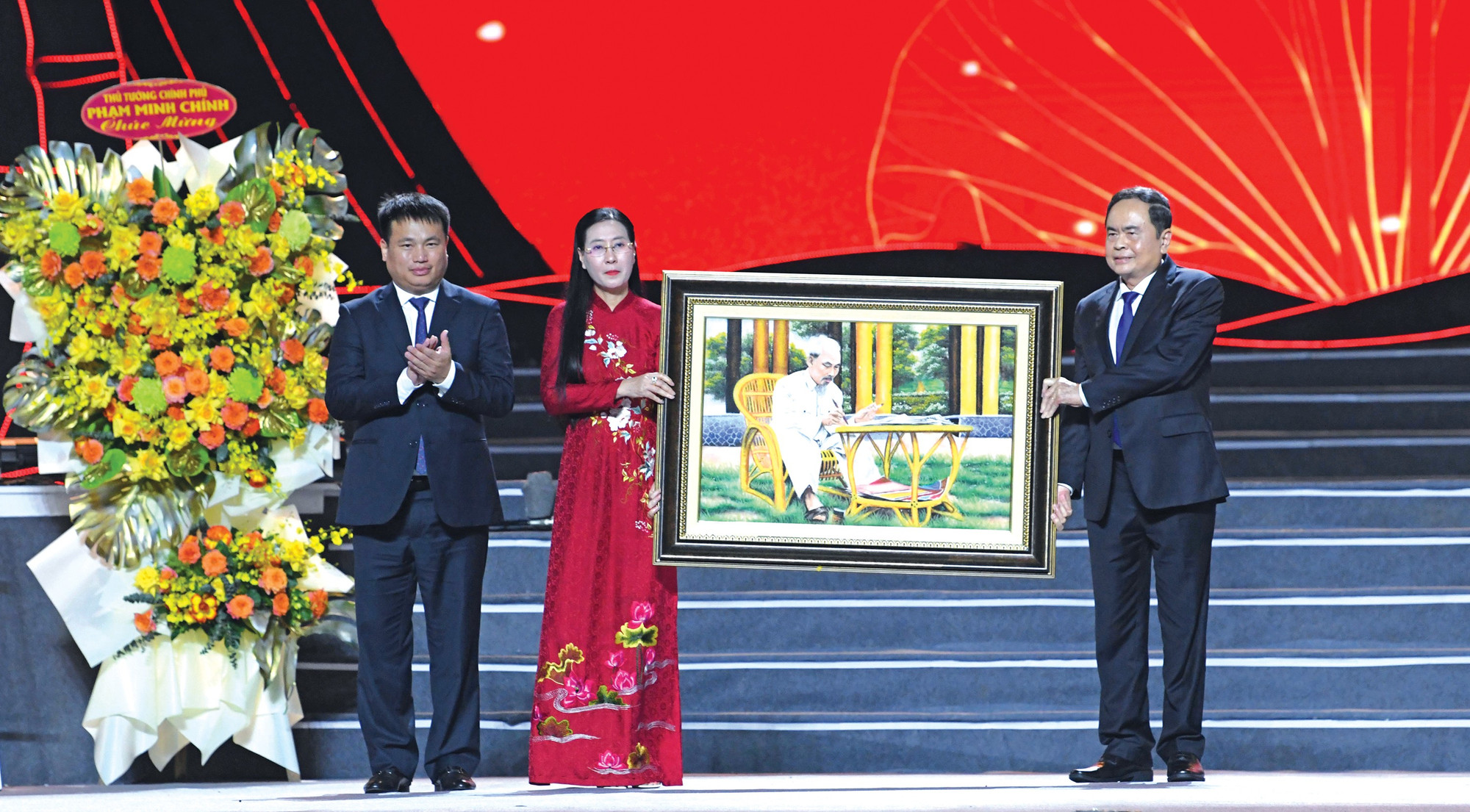 Chủ tịch Quốc hội Trần Thanh Mẫn tặng Bức tranh Bác Hồ cho Đảng bộ, chính quyền và nhân dân tỉnh Quảng Ngãi. Ảnh: Lâm Hiển Chủ tịch Quốc hội Trần Thanh Mẫn tặng Bức tranh Bác Hồ cho Đảng bộ, chính quyền và nhân dân tỉnh Quảng Ngãi. Ảnh: Lâm Hiển