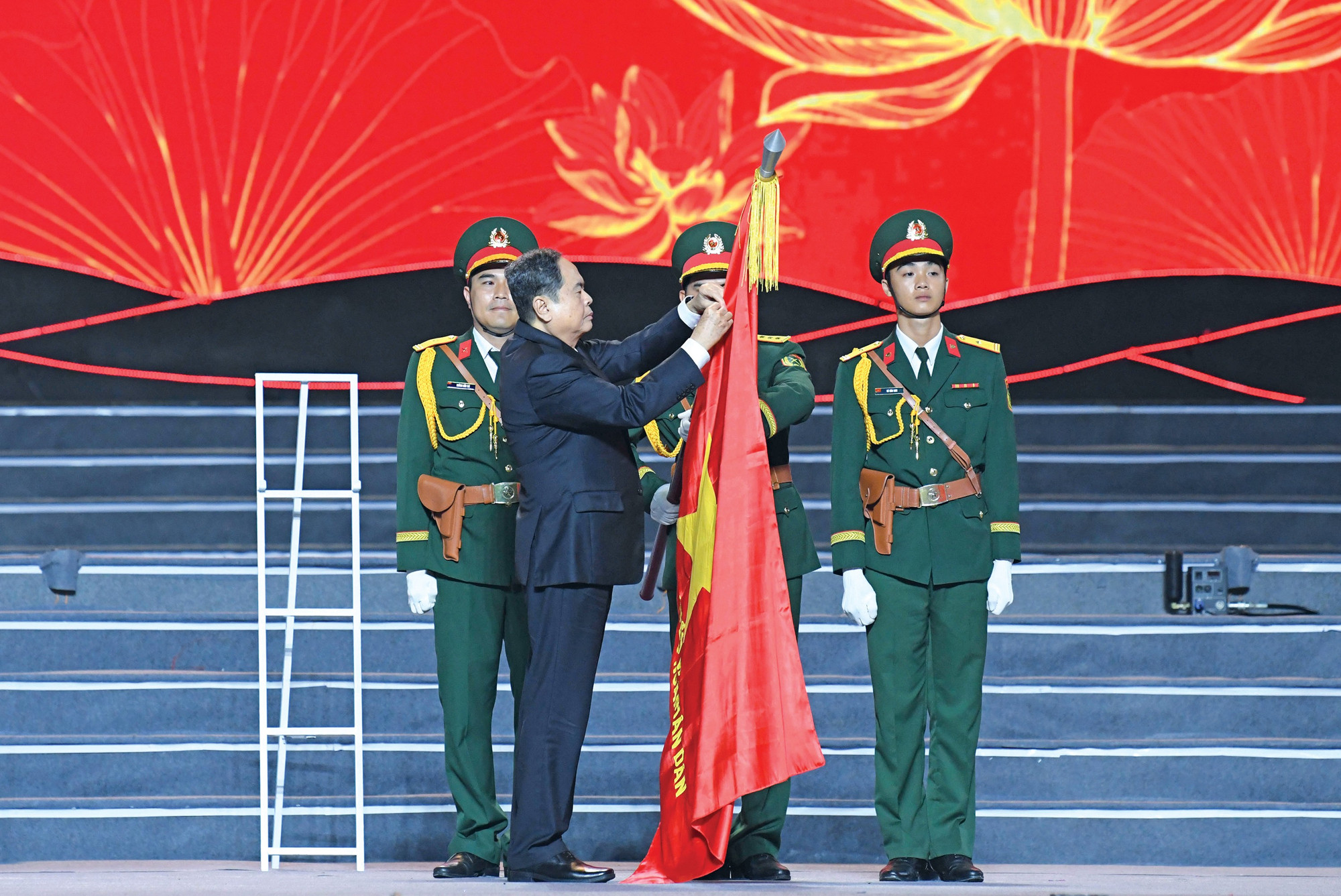 Chủ tịch Quốc hội Trần Thanh Mẫn trao tặng Huân chương Lao động hạng Nhất cho Đảng bộ, chính quyền và Nhân dân tỉnh Quảng Ngãi. Ảnh: Lâm Hiển ctqh-tran-thanh-man2-9219.jpg