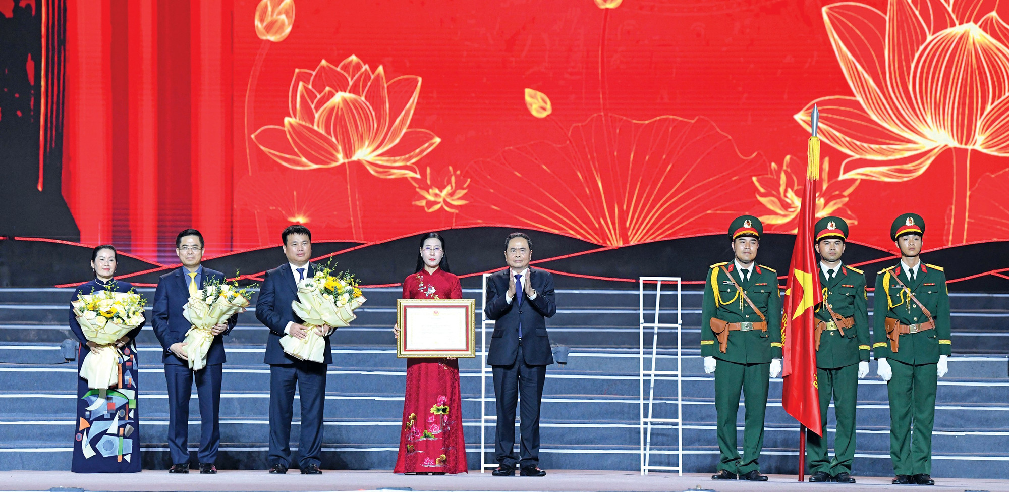 Chủ tịch Quốc hội Trần Thanh Mẫn trao tặng Huân chương Lao động hạng Nhất cho Đảng bộ, chính quyền và Nhân dân tỉnh Quảng Ngãi. Ảnh: Lâm Hiển Chủ tịch Quốc hội Trần Thanh Mẫn trao tặng Huân chương Lao động hạng Nhất cho Đảng bộ, chính quyền và Nhân dân tỉnh Quảng Ngãi. Ảnh: Lâm Hiển