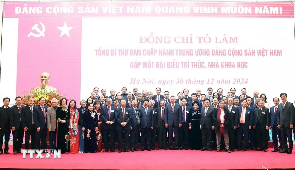 Tổng Bí thư Tô Lâm và các đại biểu tri thức, nhà khoa học. Ảnh: Thống Nhất - TTXVN 1.jpg
