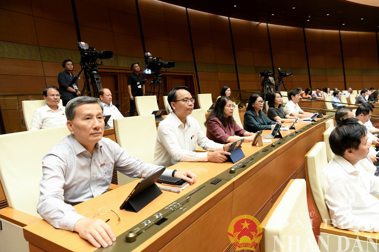 Các đại biểu dự phiên chất vấn. Ảnh: Lâm Hiển doan-binh-thuan-1.jpg