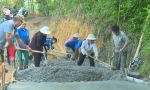 Đội ngũ người có uy tín tích cực vận động người dân hiến đất làm đường giao thông nông thôn