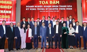 Lãnh đạo tỉnh Thanh Hóa chụp ảnh lưu niệm với cộng đồng doanh nghiệp, doanh nhân. Ảnh: Minh Hiếu