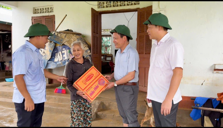 Phó Chủ tịch HĐND tỉnh Nông Thanh Tùng động viên, trao nhu yếu phẩm cho người dân thị trấn Nước Hai (huyện Hòa An) z5818487649370_771a2e8c238efe94d17cb167365bca52.jpg