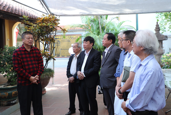 Các đại biểu thăm quan Nhà tưởng niệm liệt sỹ Tô Hiệu 259a6644.jpg