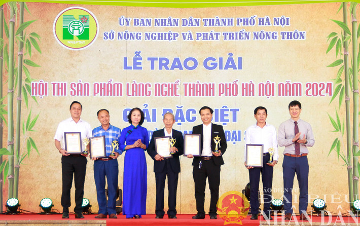 Ban Tổ chức trao giải Nhất cho các tác phẩm tham dự giải mg-9856-1028.jpg