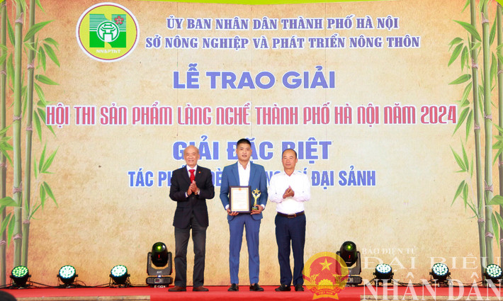 Ban Tổ chức trao giải Đặc biệt cho tác phẩm tham dự cuộc thi mg-9876-6063.jpg