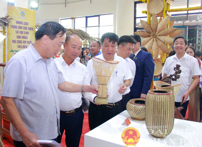 Các đại biểu tham quan các tác phẩm đạt giải tại cuộc thi mg-9908-5833.jpg