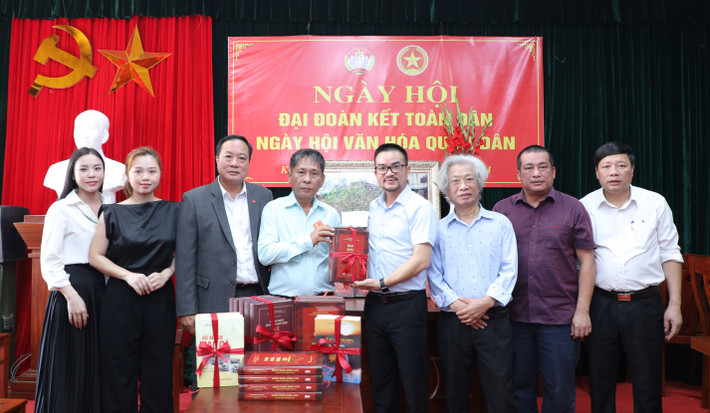 Công ty Cổ phần Văn hoá Đọc và học Việt Nam cùng Viện Khoa học Giáo dục và Môi trường trao tặng các đầu sách về văn hoá, lịch sử cho người dân làng Xuân Cầu 259a6787.jpg