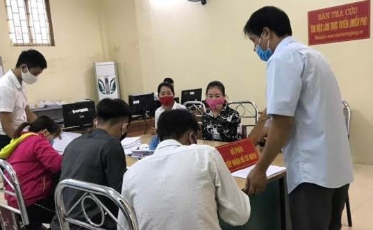 Cán bộ Trung tâm Dịch vụ việc làm tư vấn, hướng dẫn người lao động đến nộp hồ sơ đề nghị hưởng trợ cấp thất nghiệp. Ảnh: ITN can-bo-trung-tam-dich-vu-viec-lam-tu-van-huong-dan-nguoi-lao-dong-den-nop-ho-so-de-nghi-huong-tro-cap-that-nghiep-anh-itn.jpg