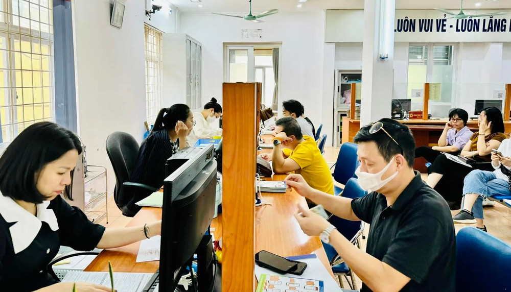 Người lao động làm thủ tục hưởng trợ cấp thất nghiệp tại Trung tâm Dịch vụ việc làm Hà Nội. Ảnh: KTĐT img-6290.jpg