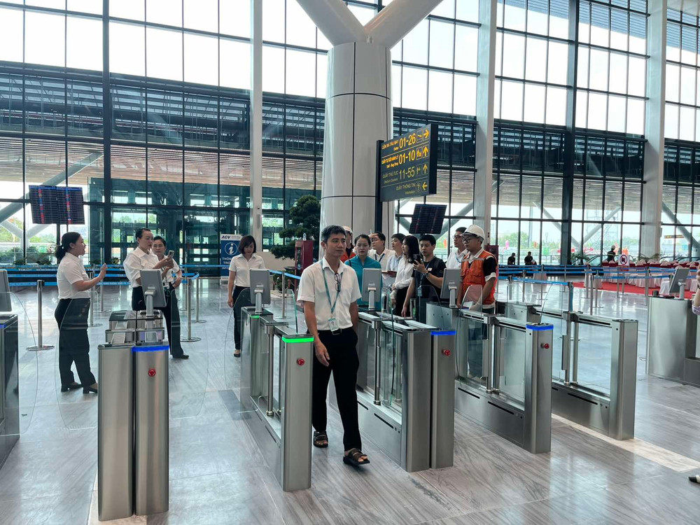 Hành khách làm thủ tục tại cửa an ninh, sân bay T3 Tân Sơn Nhất. Ảnh VNA anh-2-hanh-khach-lam-thu-tuc-tai-cua-an-ninh-san-bay-t3-tan-son-nhat-anh-vna.jpg