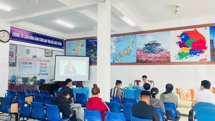 Trung tâm Dịch vụ việc làm tỉnh Cà Mau tổ chức phiên giao dịch việc làm cho người lao động đang hưởng chính sách Bảo hiểm thất nghiệp. Ảnh: VLCM img-6220.jpg