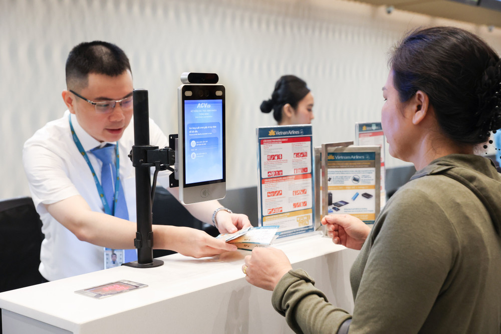Vietnam Airlines khuyến khích hành khách làm thủ tục trực tuyến trước chuyến bay. Ảnh VNA img-6228.jpg