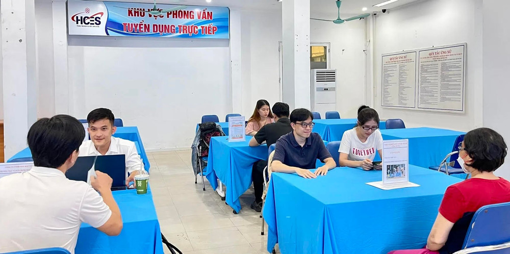 Người lao động hưởng chính sách bảo hiểm thất nghiệp được tham gia các phiên giao dịch việc làm để sớm quay trở lại thị trường lao động. Ảnh: KTĐT img-6291.jpg