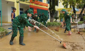 Vệ sinh trường học, hỗ trợ xử lý nước và cấp phát thuốc tại vùng lũ Quảng Bình