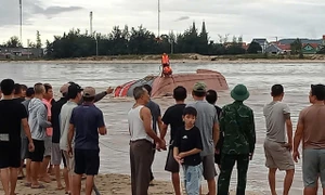 Quảng Bình: Tàu cá bị lật, tàu hàng bị cuốn trôi trên biển sau bão số 4 