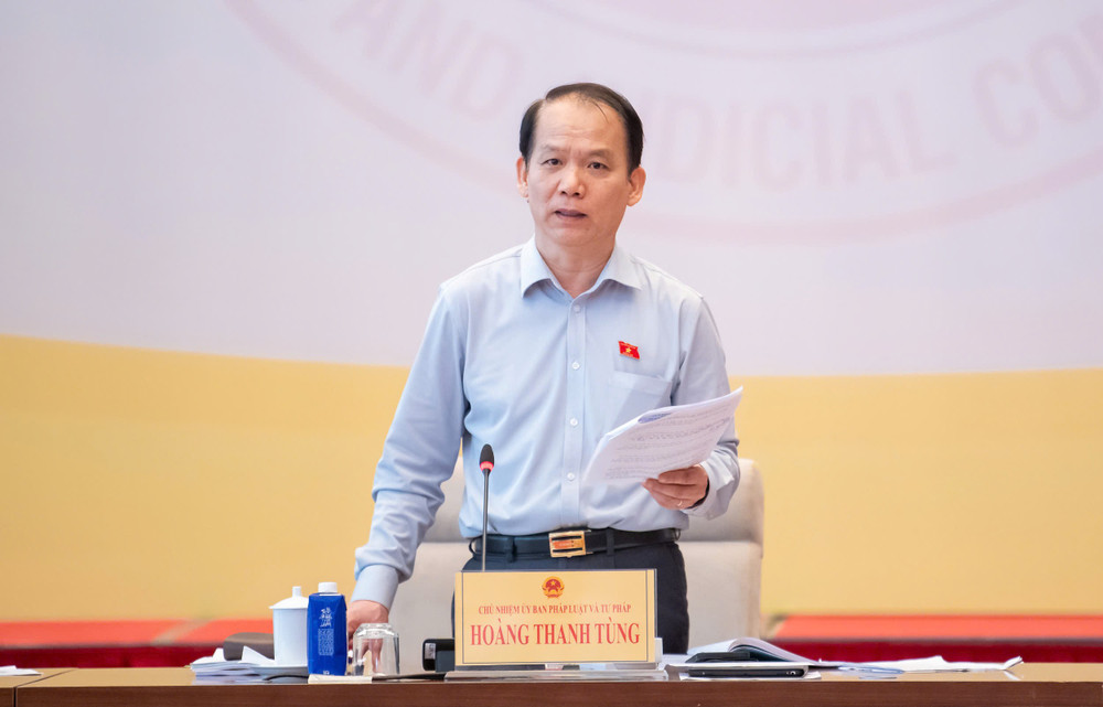 Chủ nhiệm Ủy ban Pháp luật và Tư pháp Hoàng Thanh Tùng phát biểu Chủ nhiệm Ủy ban Pháp luật và Tư pháp Hoàng Thanh Tùng phát biểu