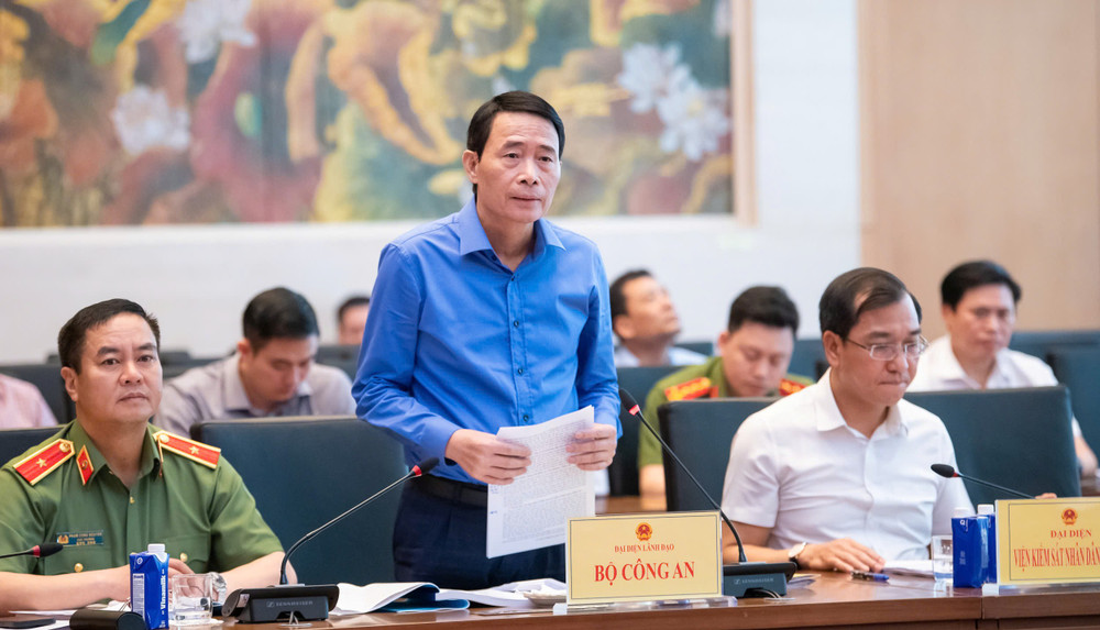 Thứ trưởng Bộ Công an Lê Quốc Hùng phát biểu Thứ trưởng Bộ Công an Lê Quốc Hùng phát biểu