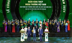 Phó Tổng Giám đốc Vietcombank Lê Hoàng Tùng nhận biểu trưng vinh danh từ Ban tổ chức chương trình Thương hiệu quốc gia 