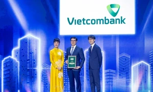 Ông Nguyễn Văn Phương, Phó Trưởng Văn phòng đại diện khu vực phía Nam của Vietcombank nhận giải thưởng do Ban tổ chức trao tặng. 