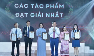 Bí thư Đảng ủy Khối các cơ quan Trung ương Nguyễn Văn Thể và Tổng Giám đốc VOV trao cho các tác phẩm đạt giải nhì