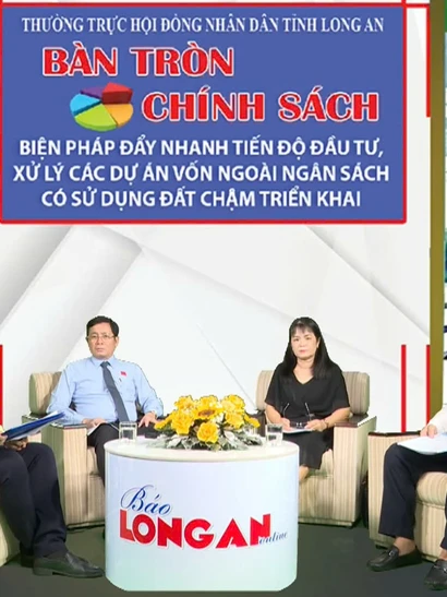 Ủy viên Ban Thường vụ Tỉnh ủy, Phó Chủ tịch Thường trực HĐND tỉnh Mai Văn Nhiều (đeo huy hiệu) và chuyên gia trao đổi, khuyến nghị tại Chương trình “Bàn tròn chính sách”