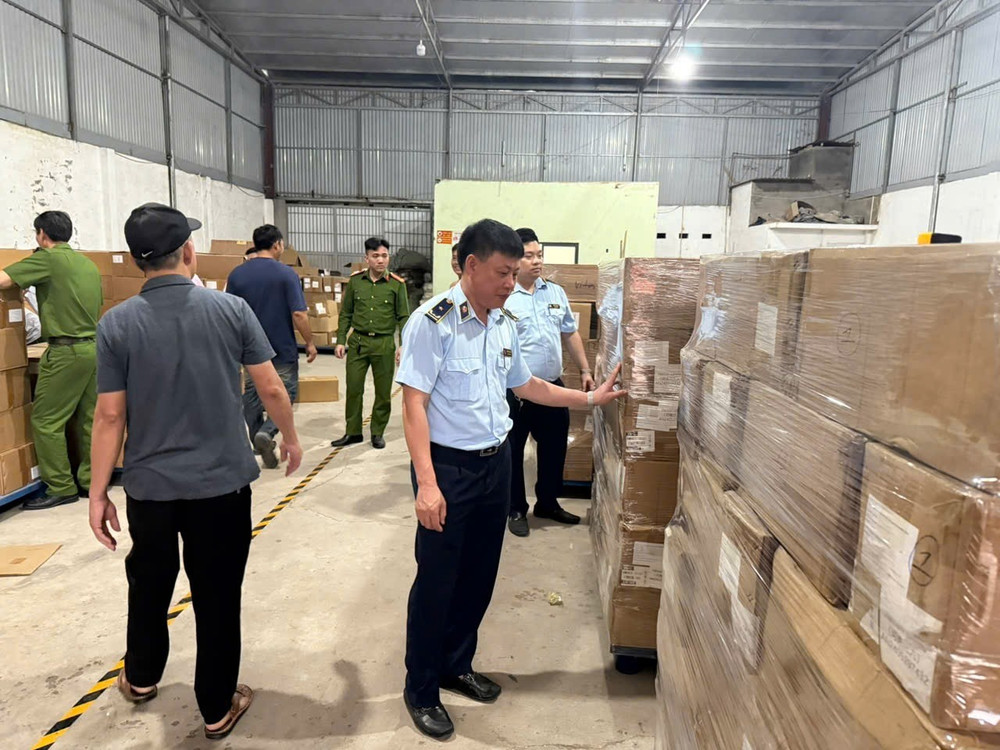 Lực lượng chức năng đang kiểm tra kho hàng bac-ninh-1.jpg