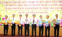 Lãnh đạo TP. Cần Thơ chúc mừng 6 tân Giám đốc sở mới được thành lập sau sắp xếp, tinh gọn. Ảnh: Vũ Châu 