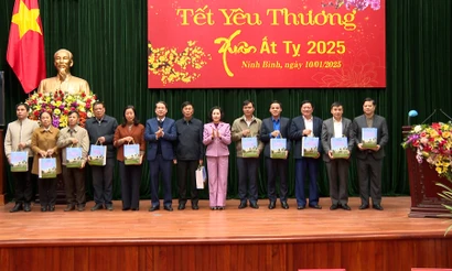 Phó Chủ tịch Quốc hội Nguyễn Thị Thanh tặng quà Tết người có hoàn cảnh khó khăn tại Ninh Bình