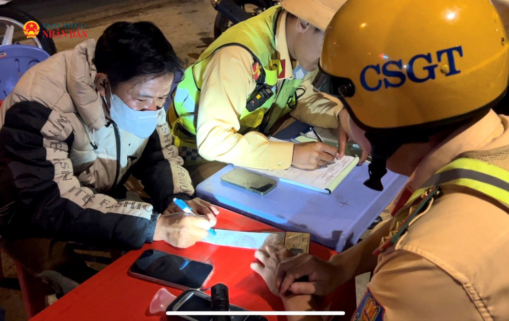 Lực lượng CSGT xử lý các trường hợp vi phạm liên quan đến nồng độ cồn 41069-jhkjl-3855.jpg