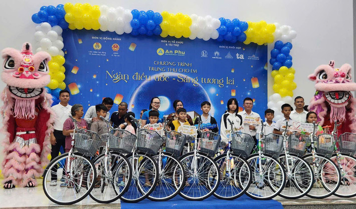 Trao tặng 30 chiếc xe đạp cho các học sinh nghèo vượt khó z5832809774137_e75e1082515f6195f73afcaf59c569c3.jpg