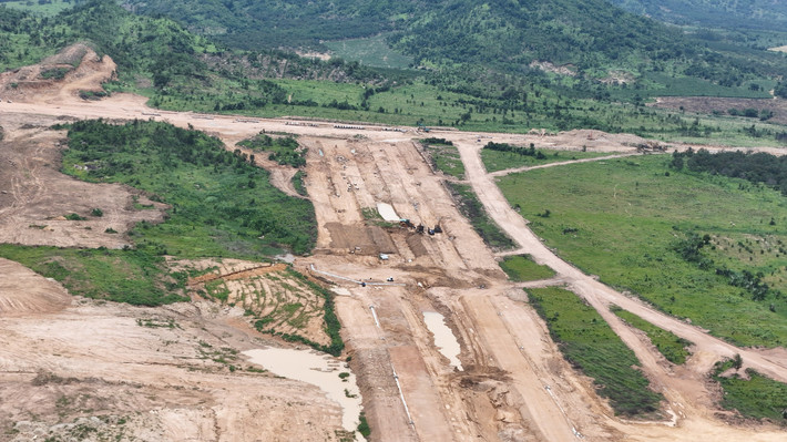 KCN Tân Đức đang thi công dang dở z5900070840775-807f0badd73cfd3ab9f234a2f8b00867-8871.jpg
