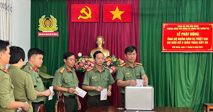 Các cán bộ, chiến sĩ công an ủng nhằm giúp đồng bào các tỉnh miền Bắc vượt qua khó khăn sau bão số 3 z5820235683850_a8726acca219e3d3ccc5d21ceea9a651.jpg