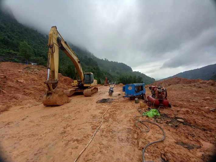 Lực lượng cứu hộ di chuyển khối lượng lớn đất đá để bảo đảm giao thông thông suốt z6135808225395-036950fc91ea3c8d563cfeb8799f7875.jpg