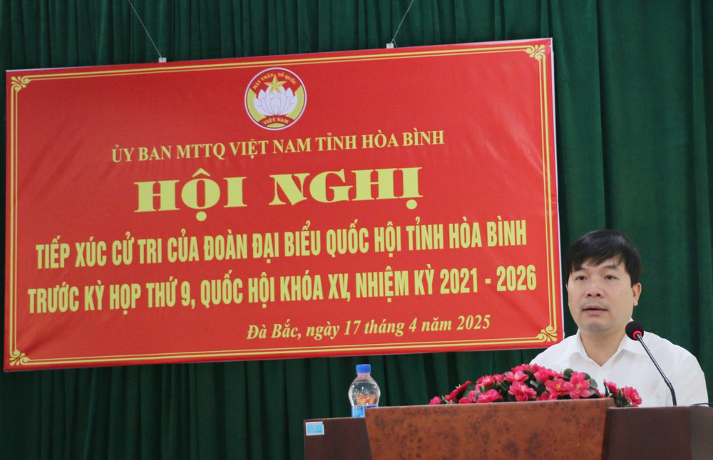 ĐBQH Hoàng Đức Chính thông tin tới cử tri chương trình Kỳ họp thứ Chín. Ảnh: Hương Lan img-1794.jpg
