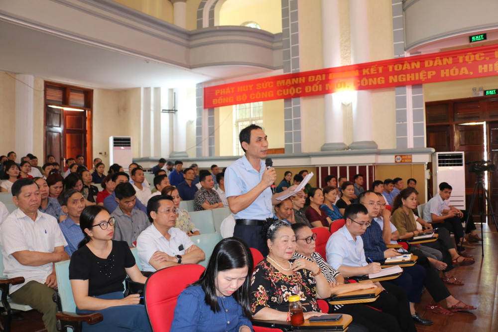 Cử tri huyện Lạc Sơn phát biểu tại hội nghị. Ảnh: Hương Lan img-5843.jpg
