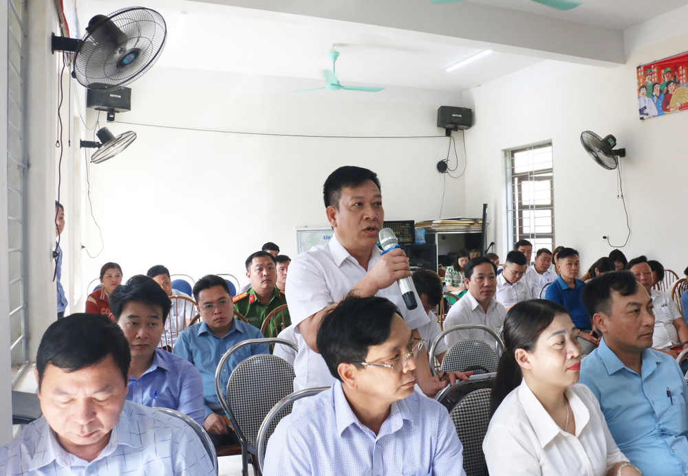 Cử tri huyện Đà Bắc phát biểu ý kiến. Ảnh: Lê Huệ img-1793.jpg